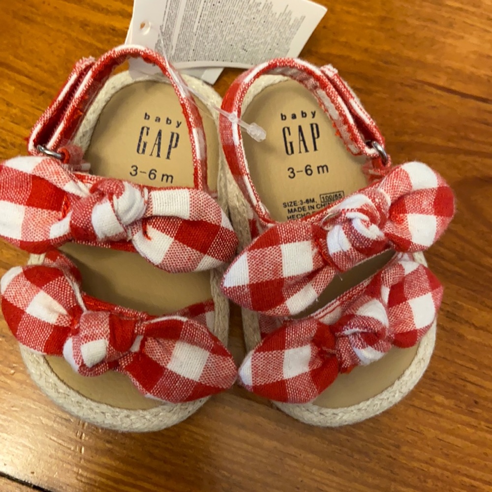 Baby gap sandals. 3-6 m